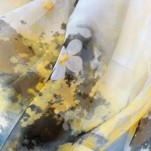 Gros plan sur un tissu mousseline doux avec marguerites blanches et motifs aquarelle