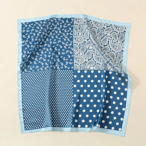 Foulard quadrato in seta con motivo a pois e paisley in tonalità blu e blu navy