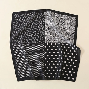 Foulard quadrato in seta sintetica a pois e paisley nel classico stile bianco e nero
