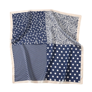 Foulard quadrato in seta sintetica con motivi paisley e pois blu navy e bianco chic