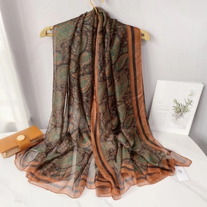 Détail du châle d'été transparent avec des motifs paisley ethniques élégants
