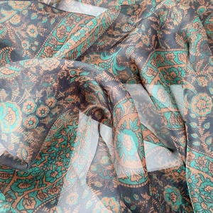 Détail du tissu léger de ce châle transparent aux motifs paisley et fleurs vintage