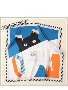 Vue détaillée d'un foulard carré en soie avec motifs de chats et couleurs de peinture à l'huile