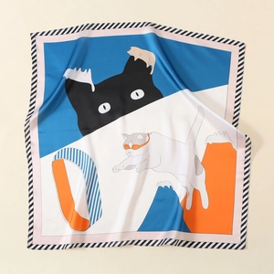 Détail du foulard en satin de soie avec imprimé chat mignon et texture lisse et brillante