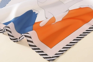 Détail d'un foulard en satin aux motifs modernes orange et bleu avec bordure sergée