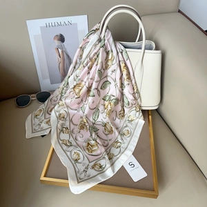 Élégant foulard en soie à fleurs de roses jaunes drapé sur un sac à main blanc de luxe