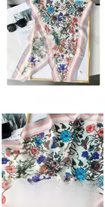 Détail de foulard en soie vintage avec imprimé floral coloré et bordure rayée