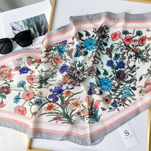 Élégant foulard en soie à fleurs et papillons avec rayures roses pour femmes chic