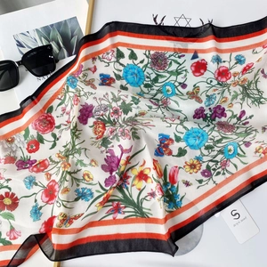 Écharpe en mousseline à imprimé floral et papillons avec bordures rayées contrastées