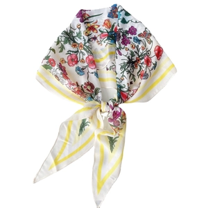 Foulard en soie à imprimé floral avec motifs de coquelicots et tulipes et bords jaunes