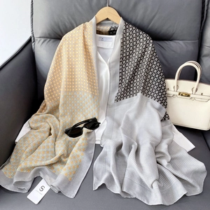 Écharpe élégante en coton et lin avec motifs géométriques sur une chemise blanche