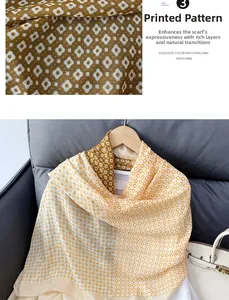 Détail du motif d'une écharpe en coton et lin jaune et beige sur un cintre en bois