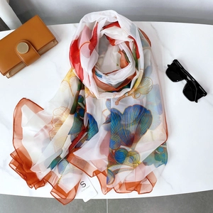 Vue détaillée du châle de plage à fleurs avec tissu léger et étiquette élégante Siya Scarf
