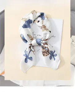Vue détaillée du foulard en satin 70x70cm avec imprimé floral vintage et motif dame