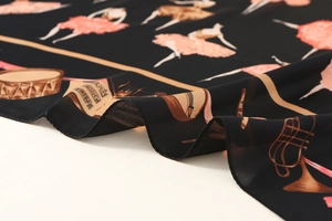 Détail d'un carré de soie satinée avec imprimé danseuse et motifs d'instruments de musique