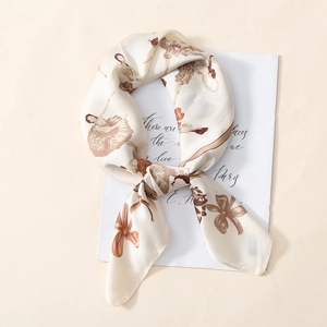 Détail d'un foulard en satin avec imprimé ballerine et texture de soie élégante