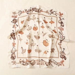 Détail d'un foulard carré en soie satinée avec motifs de ballerines et instruments