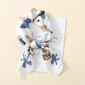 Foulard Carré en Satin Élégant Imprimé Ballerine Femme Motif Artistique d'Instruments de Musique en Satin de Polyester
