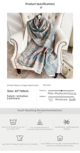 Dettaglio di sciarpa blu con motivo paisley effetto cashmere e frange eleganti
