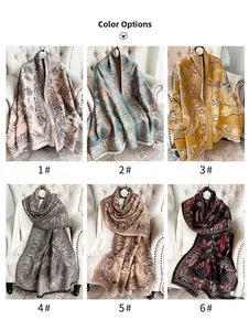 Collage di sei sciarpe invernali in cashmere con motivi paisley e nappe in vari colori caldi