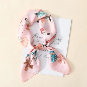 Élégant foulard en satin rose pour femmes avec motifs floraux de ballet et de papillons