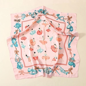 Détail du foulard en satin rose avec danseuses de ballet et motifs d'orchestre