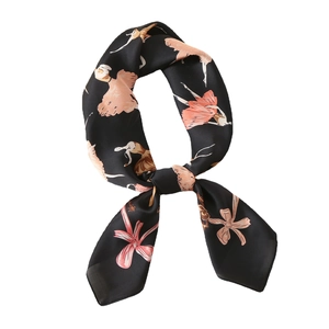 Élégant foulard en satin avec motifs de danseuse de ballet et fleurs sur fond noir soyeux