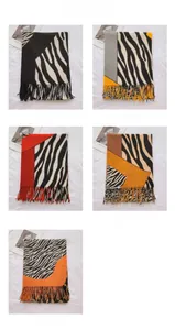 Collection de foulards à motif zèbre avec franges et motifs géométriques colorés
