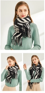 Détail d'une écharpe douce à motif zèbre avec d'élégantes franges noir et blanc