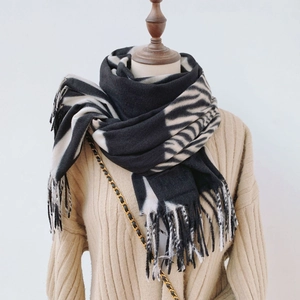 Détail de l'écharpe douce à motif zébré noir et blanc avec des franges élégantes