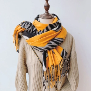 Détail de l'écharpe jaune à motif zèbre avec franges et texture douce en cachemire