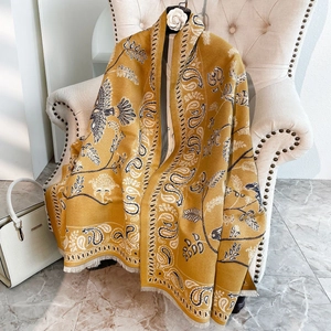 Sciarpa giallo senape in finto cashmere con motivo paisley e bordi a frange