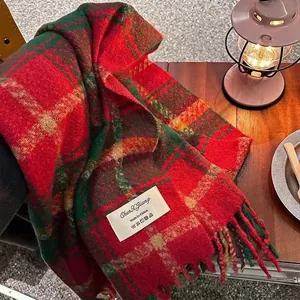 Klassischer rot-grüner Karo-Schal mit Fransen, festlicher Weihnachtsstrickschal für den Winter