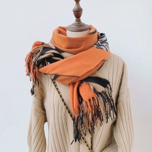 Détails rapprochés de l'écharpe épaisse à motif zébré avec texture douce et franges