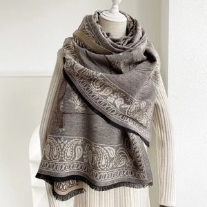 Dettaglio del motivo paisley su scialle spesso effetto cashmere con frange eleganti