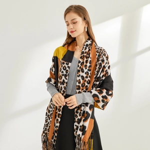 Chic leopard print patchwork scarf with fringes made of soft cashmere-like fabric