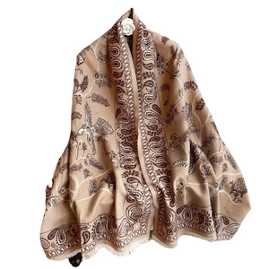 Sciarpa beige effetto cashmere con motivo paisley, fiori, uccelli e frange