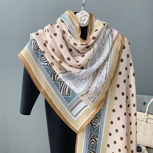 Détail d'une écharpe beige en coton et lin avec pois et motifs zébrés
