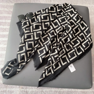 Fashionable black and white geometric printed scarf with tassels for spring vacations
