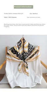 Gros plan du foulard en satin 90x90cm avec imprimé léopard montrant l'étiquette produit
