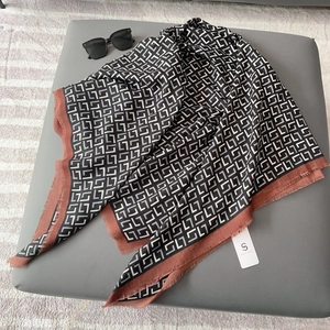 Sciarpa moda 130 cm effetto cotone-lino con lettere geometriche e bordo con frange