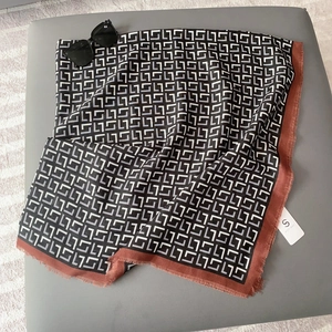 Sciarpa quadrata geometrica alla moda con bordo rosso e frange per donna scialle