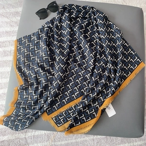 Foulard Quadrato da Donna con Stampa Geometrica a Lettere in Poliestere Effetto Cotone Scialle alla Moda con Frange e Colori a Contrasto