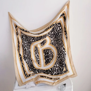 Carré de soie chic 90cm avec motif léopard, bordure chaîne dorée et lettre B sophistiquée