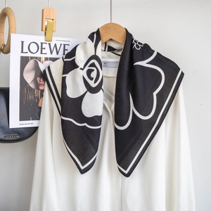 Dettaglio di elegante foulard quadrato floreale bianco e nero su camicia bianca