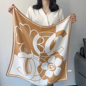 Foulard Quadrato in Poliestere con Stampa Floreale Elegante da Donna Accessorio alla Moda per Ufficio Quotidiano Semplice Chic