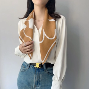 Foulard quadrato in finta seta a fiori giallo e bianco per donna con camicia bianca