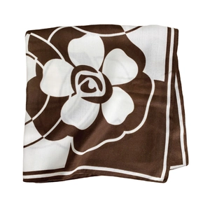 Elegante foulard quadrato in finta seta con grande motivo a rosa in marrone e avorio