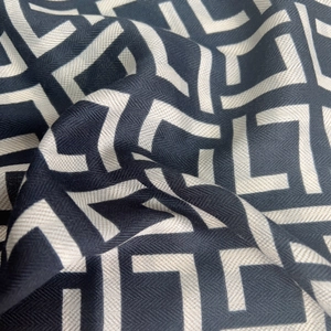 L-pattern geometric jacquard scarf in black and beige with soft textured fabric