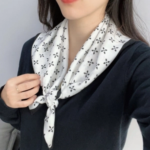 Damen Mode Koreanischen Stil Kleinen Quadratischen Schal Elegante Geometrische Kleeblatt Blumendruck Satin Wie Satin Halstuch Casual Schal